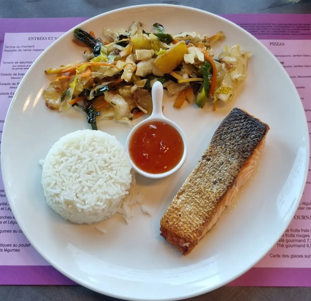 Saumon Grillé Légumes Sautés Et Riz